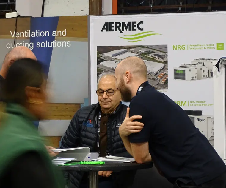Cliente e personale Aermec che dialogano all'interno dello stand durante l'evento BuildNZ 2025