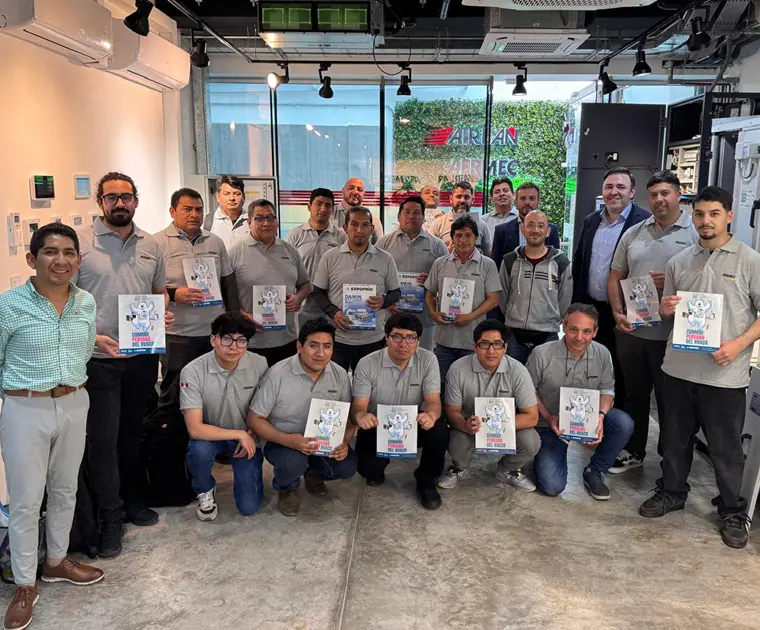 studenti che mostrano l'attestato di partecipazione al corso teorico e prativo presso la sede di Airlan in Perù