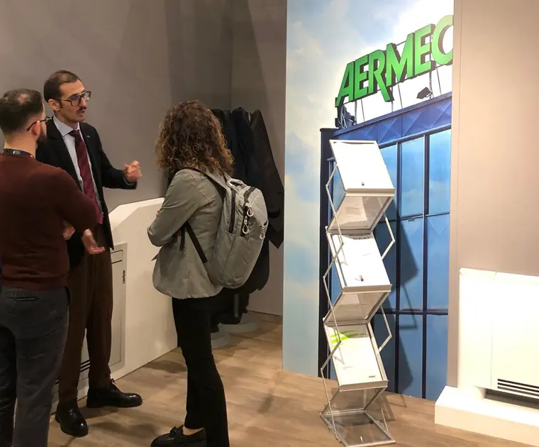Personale che illustra Aermec durante la conferenza Heat Pump