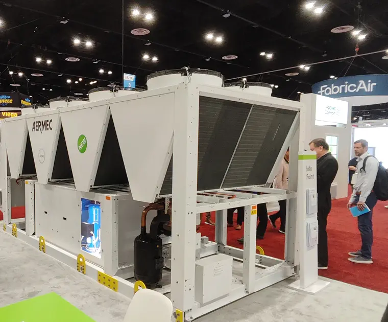 clienti che osservano i prodotti durante l'esposizione in fiera