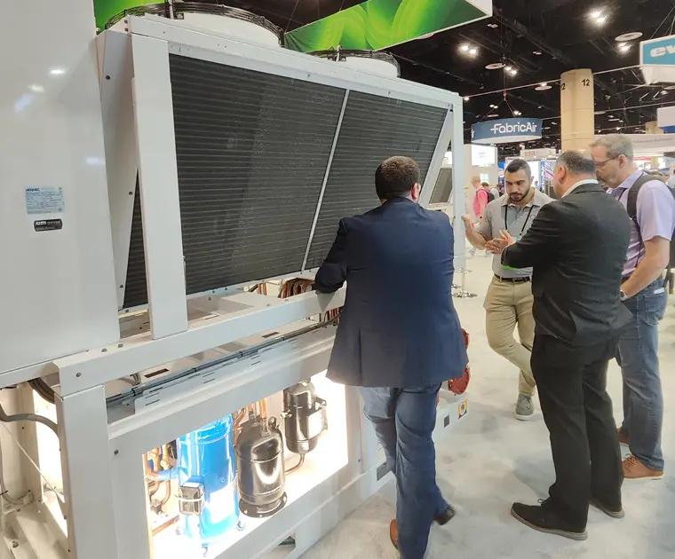 cliente e operatore che dialogano riguardo i prodotti