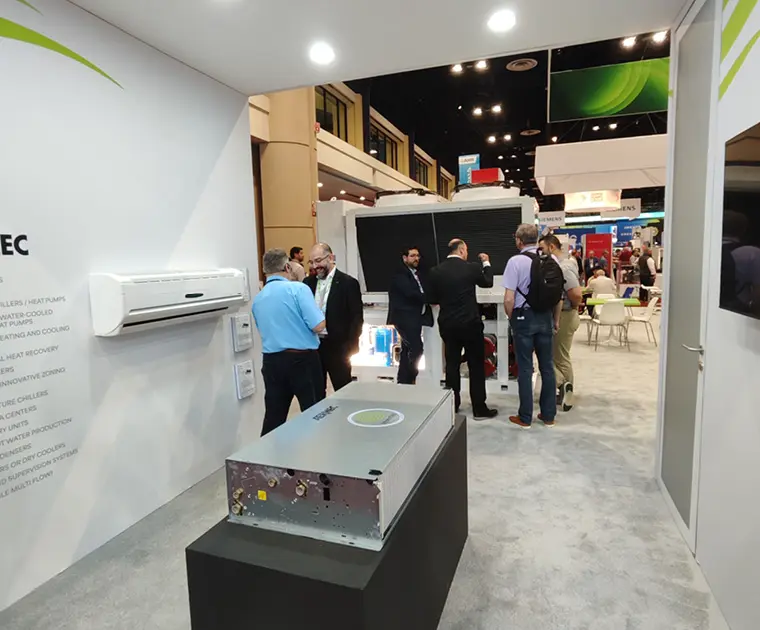 cliente e operatore che dialogano in fiera