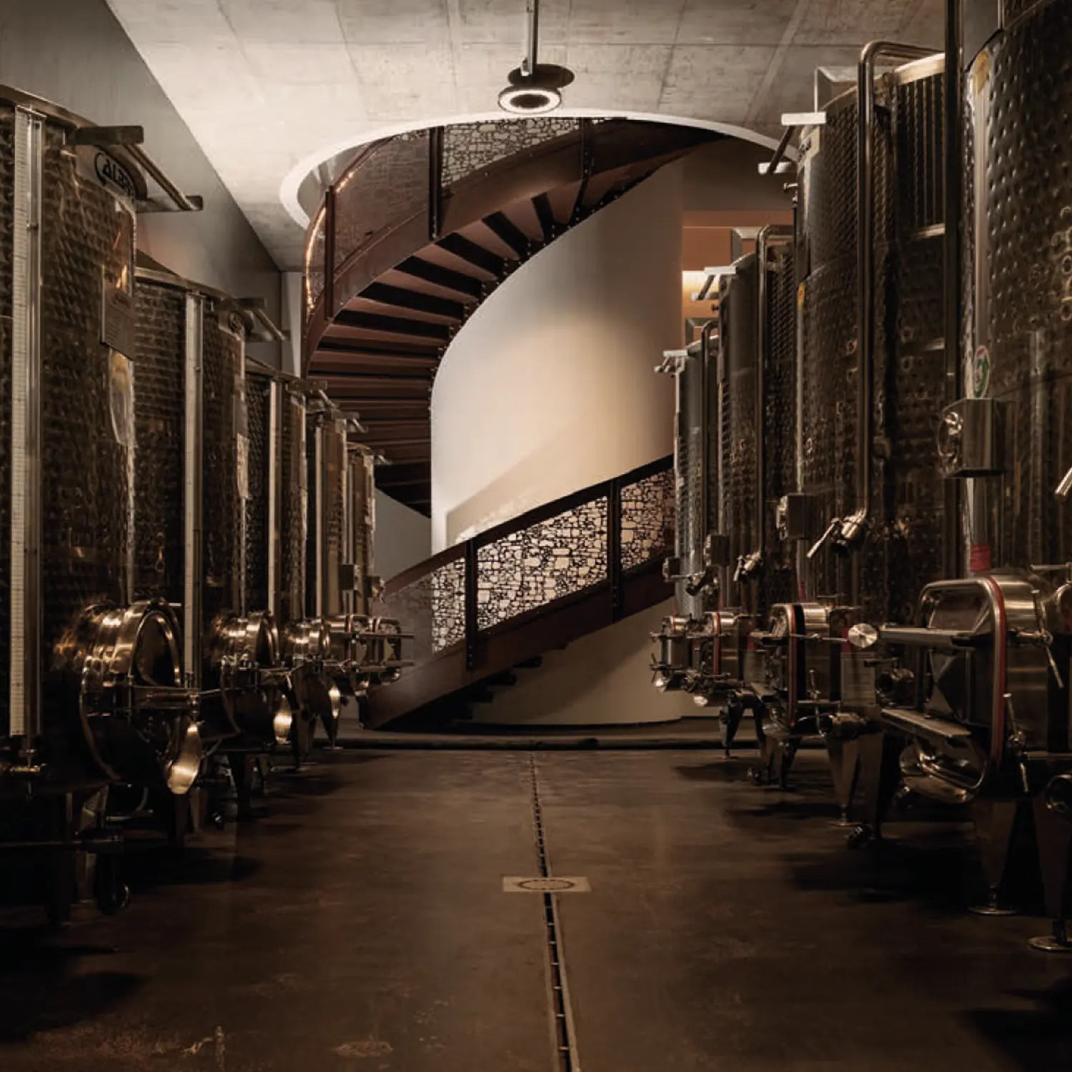 interrato della cantina dove ci sono le botti di vino