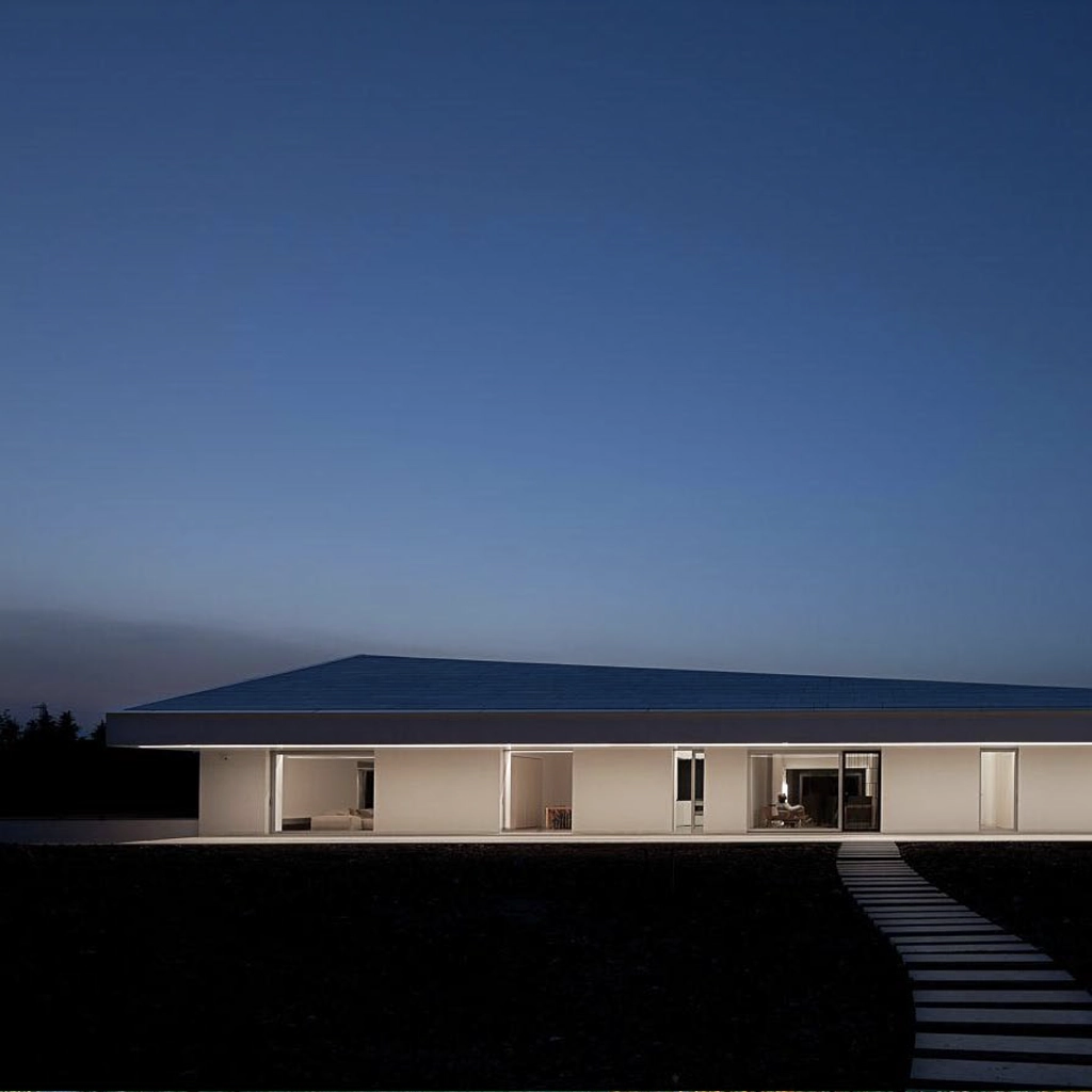 Facciata casa con giardino