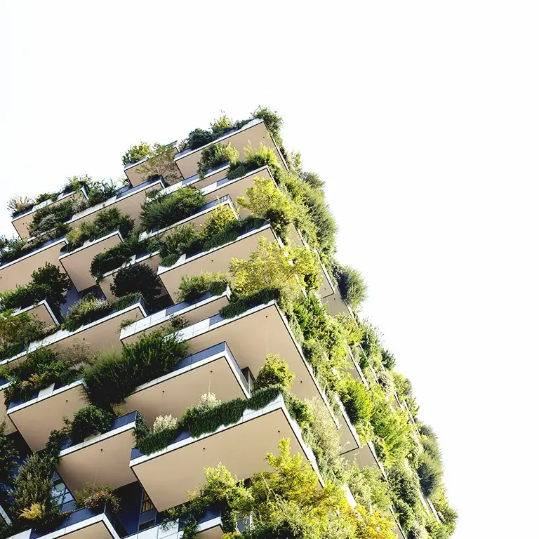 Palazzo con fauna nei terrazzi