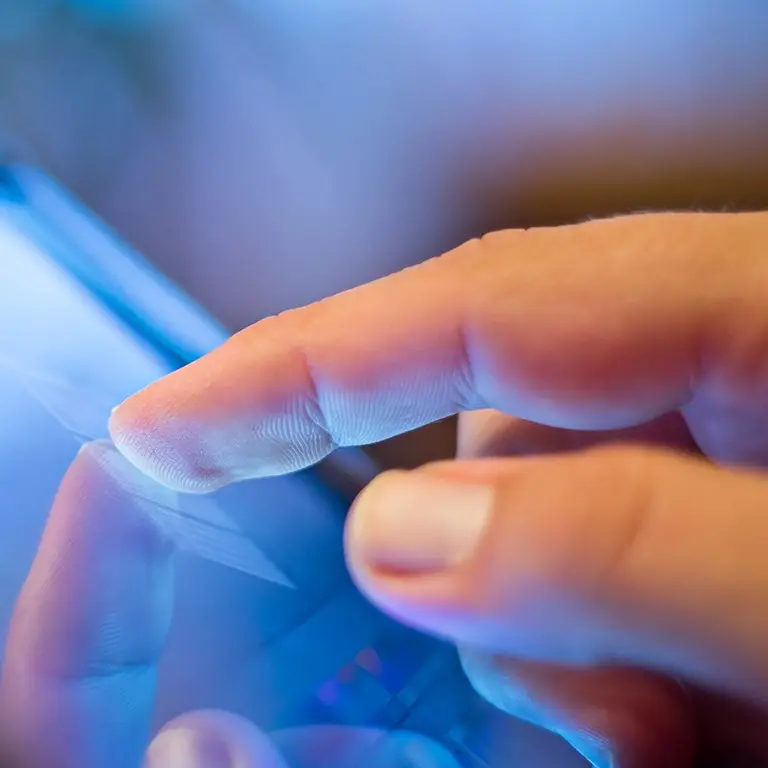 Dito che tocca lo schermo