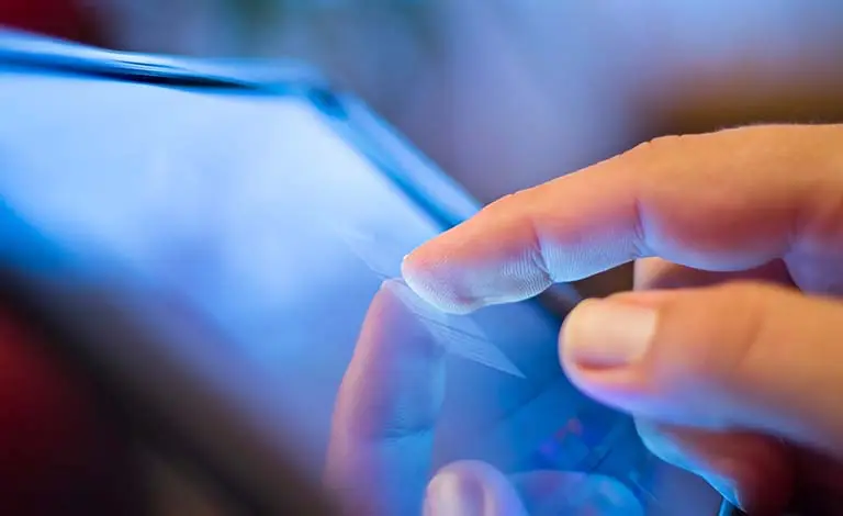 Dito che tocca uno schermo