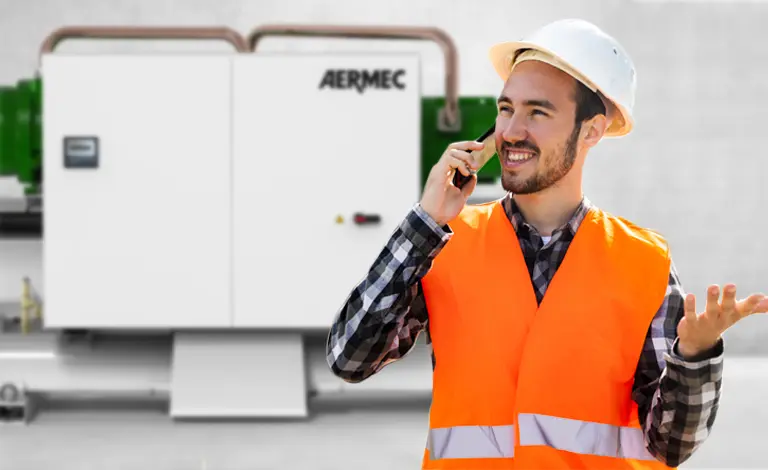 Addetto che parla al telefono