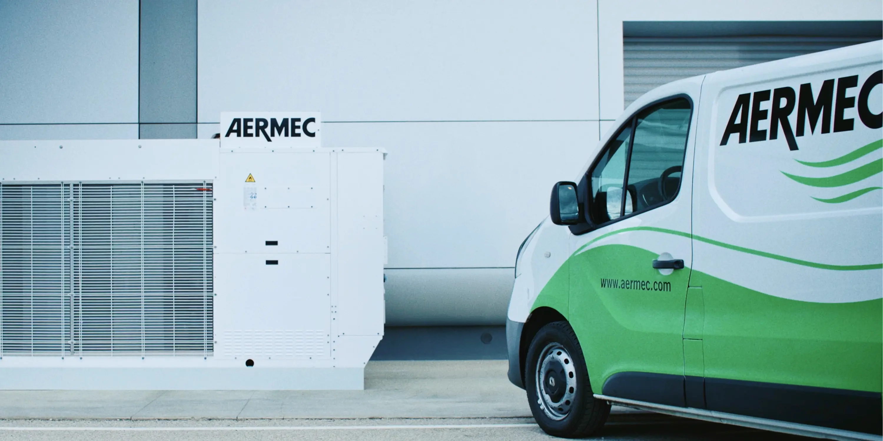 unità esterna, con furgone brandizzato Aermec, assistenza clienti e montaggio