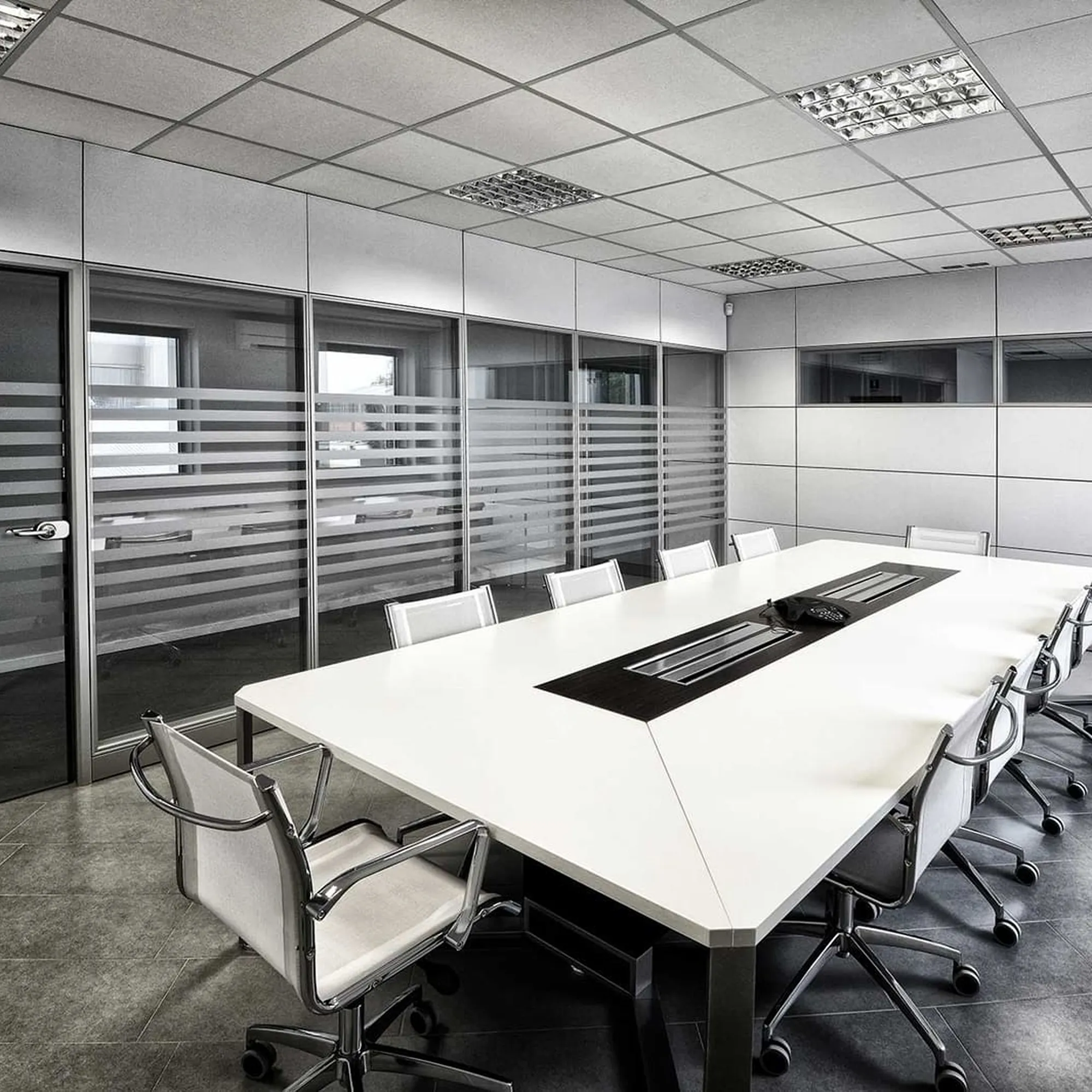 Immagine di un tavolo con sedie in un'ufficio